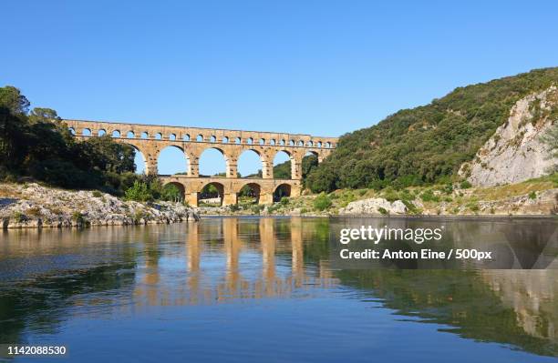 pont du gard, ancient roman aqueduct - pont du gard aqueduct stock pictures, royalty-free photos & images