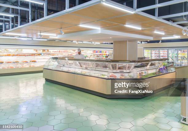 uitzicht op vlees en deli deel van de supermarkt - vitrinekast stockfoto's en -beelden