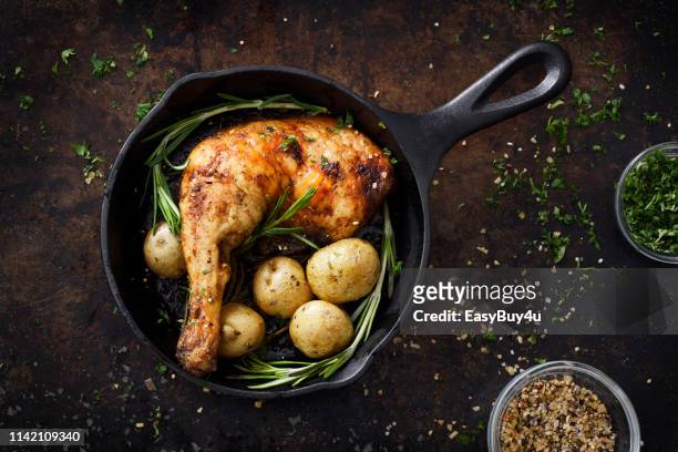 chiktisches bein und kartoffeln in einer pfanne - chicken overhead stock-fotos und bilder