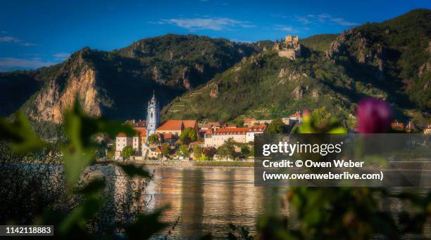 austrian town on river - donau vallei stockfoto's en -beelden