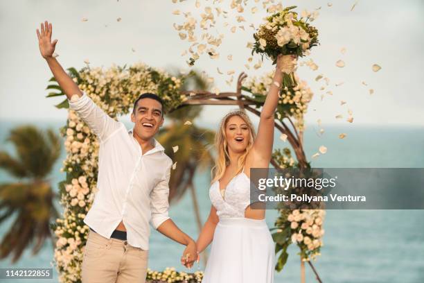 boda de elopement, lluvia de pétalos de rosa blanco en la novia y el novio - beach wedding fotografías e imágenes de stock