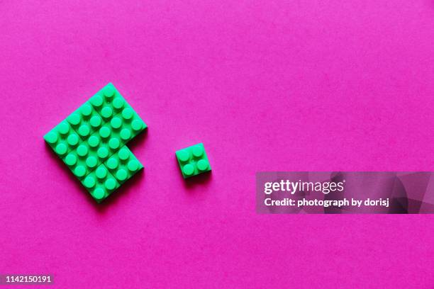 directly above shot of green color toy blocks - blokken stapelen videogame stockfoto's en -beelden