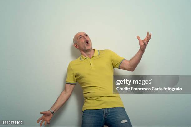 ecstatic man - zingende man stockfoto's en -beelden
