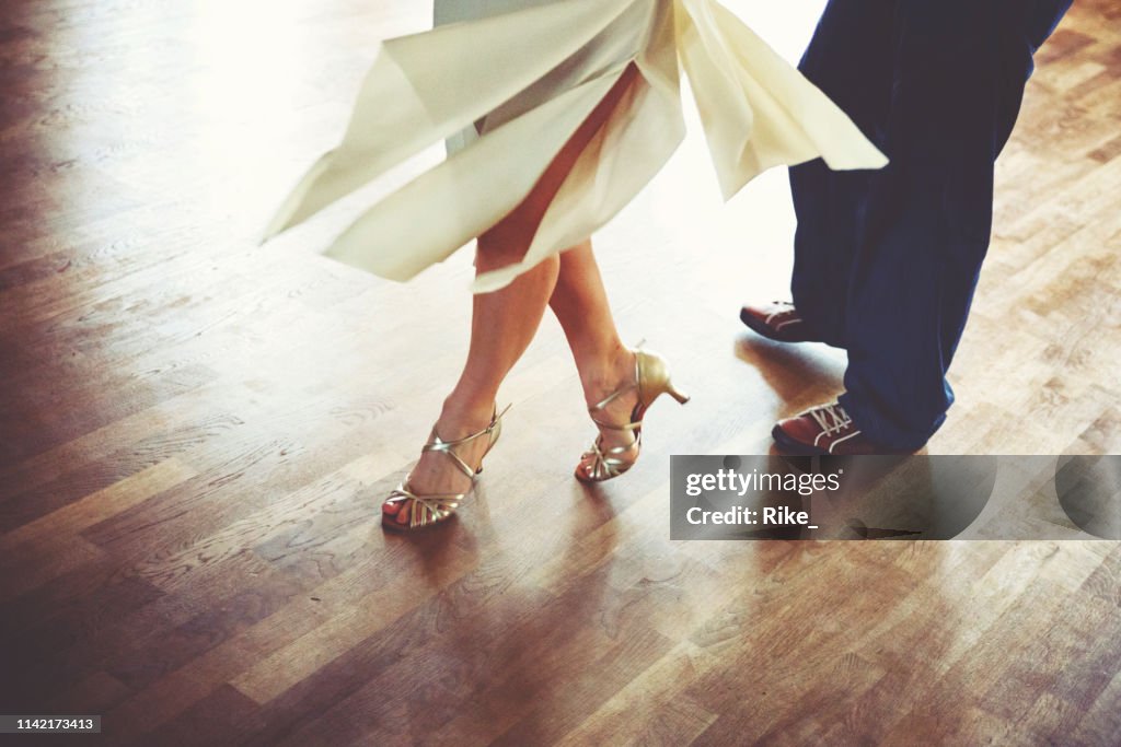 Couples dansant dans la salle de danse légère