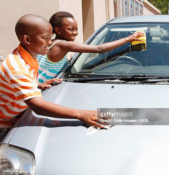 young boy and girl cleaning car, johannesburg, south africa - 車　子供　アフリカ ストックフォトと画像