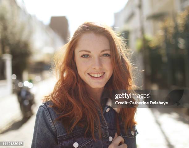 portrait of a young woman in paris - beautiful redhead photos et images de collection