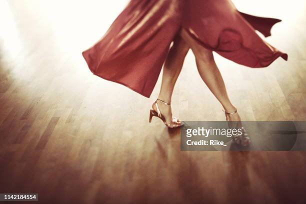 las hermosas piernas de una mujer atractiva bailando - bailando salsa fotografías e imágenes de stock