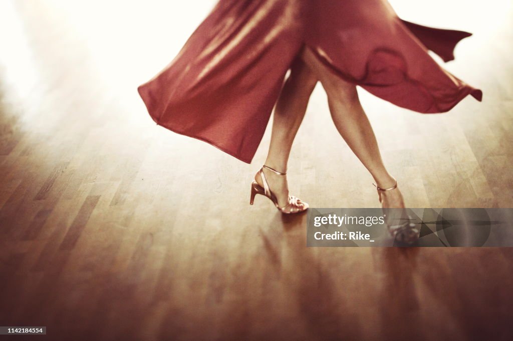 Les belles jambes d’une femme attirante de danse