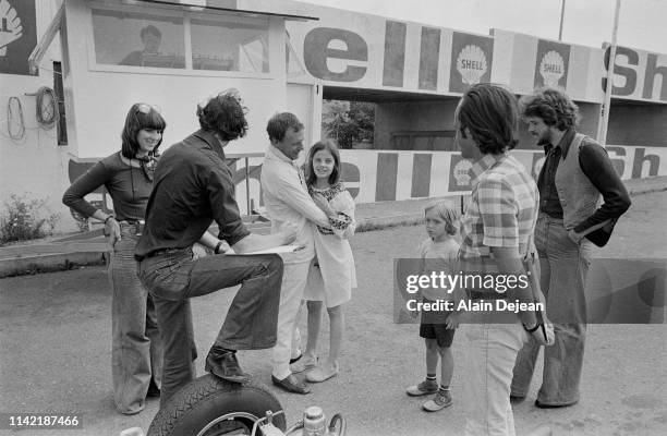 Jean-Louis Trintingnant s'adonne à son sport favori la course automobile à Nevers, où il tourne le film de Pierre Granier Deferre "Le Train'. Ses 2...