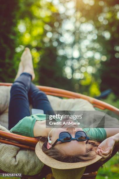 glückliches teenager-mädchen genießen den sommer - liegen stock-fotos und bilder