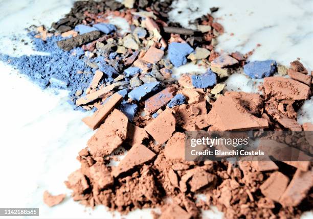 various colour eye shadows - eyeshadow photos et images de collection