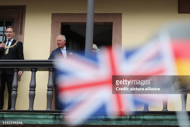 May 2019, Saxony, Leipzig: The British heir to the throne Prince Charles and his wife Camilla stand with Burkhard Jung , mayor of Leipzig, on the...