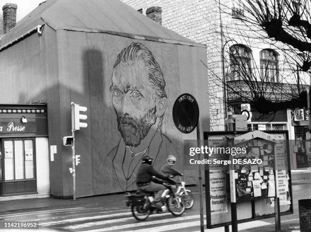 Auberge Ravoux recouverte d'une bache à l'effigie de Vincent Van Gogh lors d'un chantier de ravalement de façade, à Auvers-sur-Oise, en 1988, dans le...