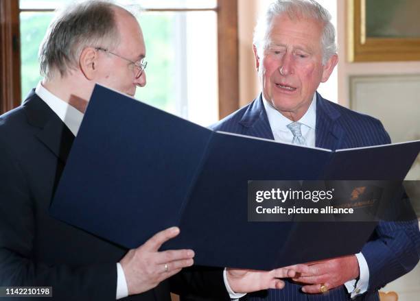 May 2019, Saxony-Anhalt, Wörlitz: Reiner Haseloff , Prime Minister of Saxony-Anhalt, and the British heir to the throne Prince Charles hold the...