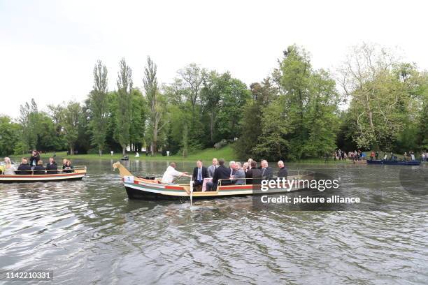 May 2019, Saxony-Anhalt, Wörlitz: Reiner Haseloff , Prime Minister of Saxony-Anhalt, and the British heir to the throne Prince Charles sail in a boat...