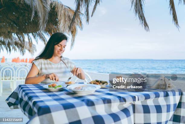 cena con vistas - fish love fotografías e imágenes de stock