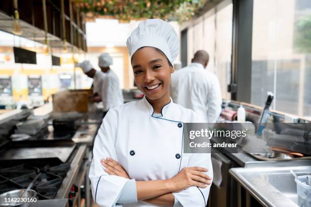 beautiful chef working in a kitchen at a restaurant - cuca imagens e fotografias de stock