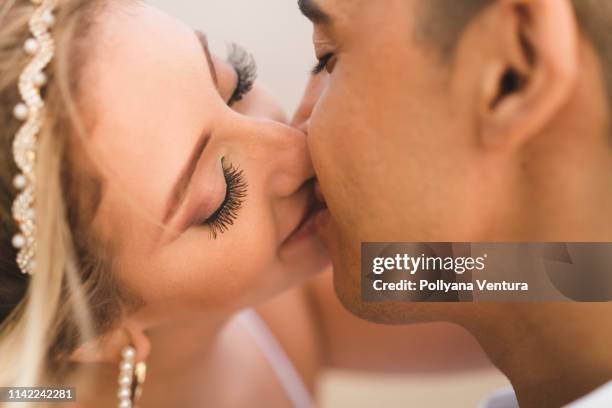 matrimonio in fuga, ritratto lo sposo e la sposa che si bacia - altare foto e immagini stock