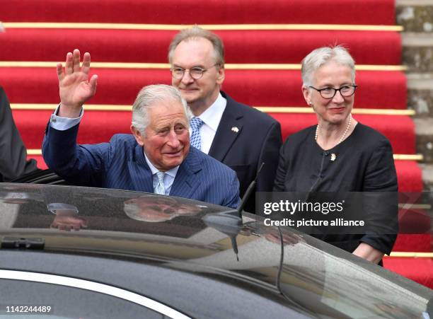 May 2019, Saxony-Anhalt, Wörlitz: The British heir to the throne Prince Charles leaves Wörlitz Castle, accompanied by Foundation President Brigitte...