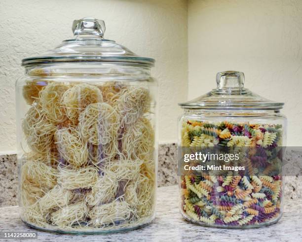 jars of pasta - キャニスター　ガラス ストックフォトと画像