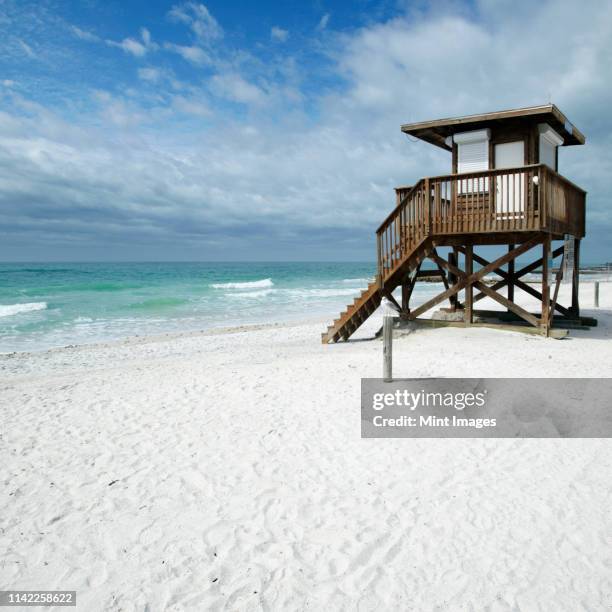 lifeguard tower on the beach - bradenton foto e immagini stock