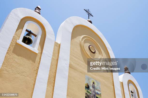 exterior facade of a mexican church - todos santos mexico fotografías e imágenes de stock