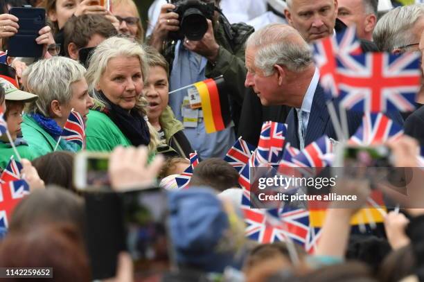 May 2019, Saxony-Anhalt, Wörlitz: The British heir to the throne Prince Charles waves to the onlookers upon his arrival in the Garden Kingdom in...