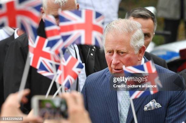 May 2019, Saxony-Anhalt, Wörlitz: The British heir to the throne Prince Charles welcomes the onlookers on his arrival in the Garden Kingdom in...