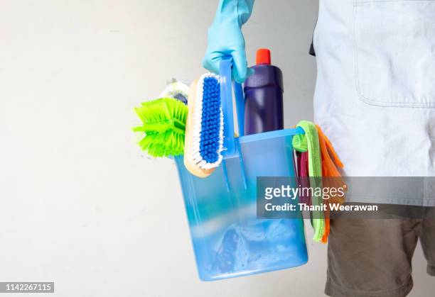 hand hold cleaning set tool service - domestic bathroom - fotografias e filmes do acervo