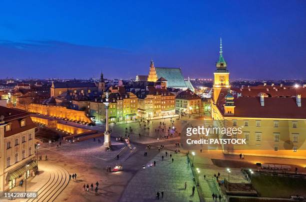 royal castle and sigismund's column located in castle square in warsaw old town at night - warsaw panorama stock pictures, royalty-free photos & images