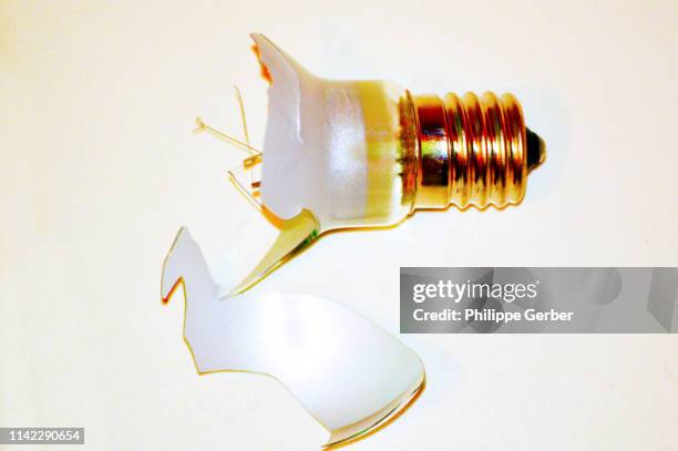 broken lightbulb - broken lamp stockfoto's en -beelden