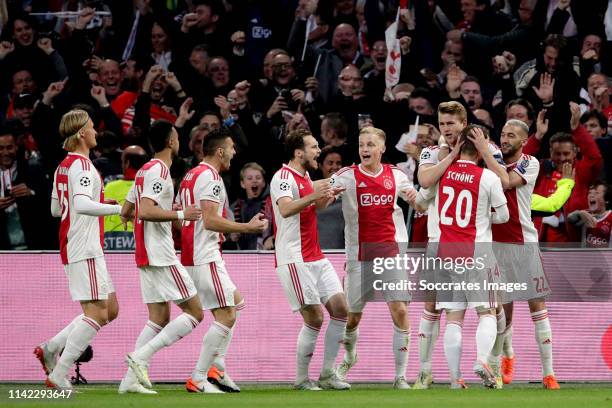 Matthijs de Ligt of Ajax celebrates 1-0 with Kasper Dolberg of Ajax, Noussair Mazraoui of Ajax, Dusan Tadic of Ajax, Daley Blind of Ajax, Donny van...