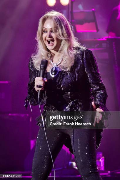 British singer Bonnie Tyler performs live on stage during a concert at the Admiralspalast on May 8, 2019 in Berlin, Germany.