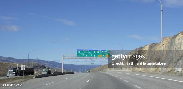 carretera trans-canada al oeste de kamloops, columbia británica - kamloops fotografías e imágenes de stock