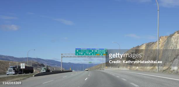 trans-canada highway a ovest di kamloops, columbia britannica - kamloops foto e immagini stock
