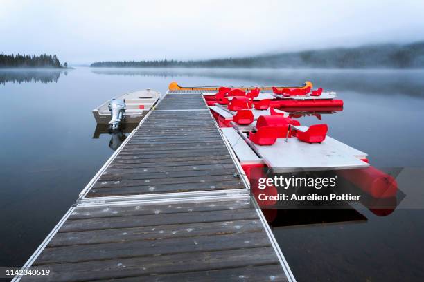 lac cascapédia, dawn, pier and pedalo - parc national de la gaspésie stock pictures, royalty-free photos & images