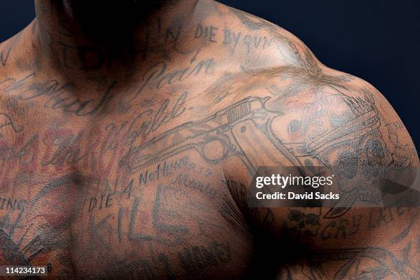 man with tattoos, shoulder view - tatuagem - fotografias e filmes do acervo