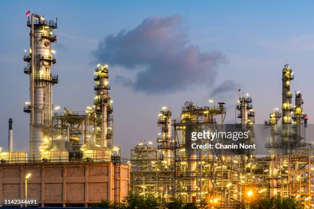 oil refinery power station at sunset - gulf countries stock-fotos und bilder