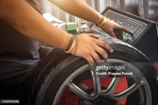 repairman balances the wheel and installs the tubeless tire of the car on the balancer in the workshop - system failure stock pictures, royalty-free photos & images