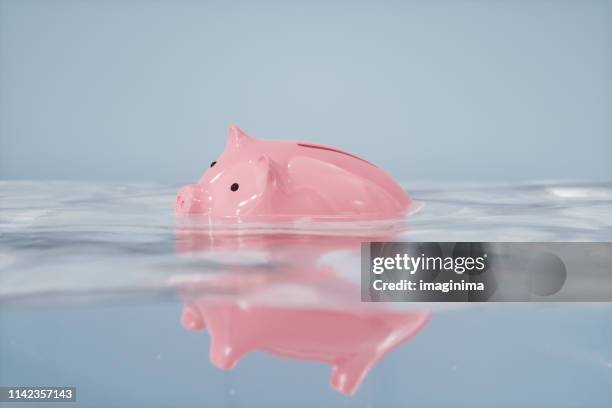 下沉的豬銀行 - 經濟衰退 個照片及圖片檔