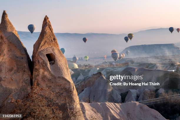 to cappadocia see the balloon - cappadocië stockfoto's en -beelden