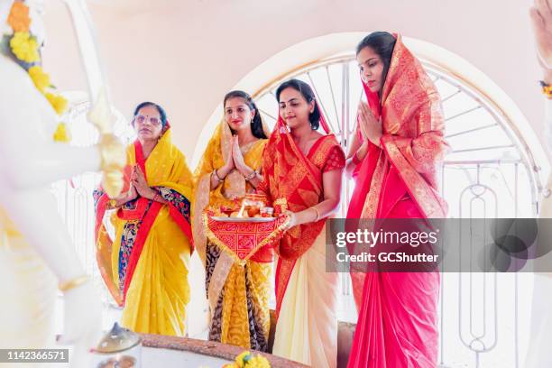 groep indische vrouwen die bij de tempel bidden - navratri festival celebrations stockfoto's en -beelden