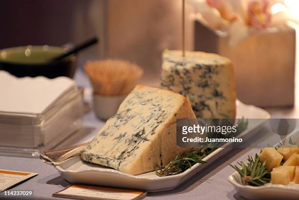 mountain gorgonzola - roquefort cheese stock pictures, royalty-free photos & images