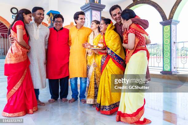gruppenfoto einer indischen familie der mehrgeneration - diwali family stock-fotos und bilder