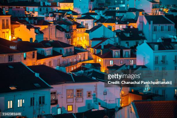 density of row houses in lisbon old town - lisbonne photos et images de collection