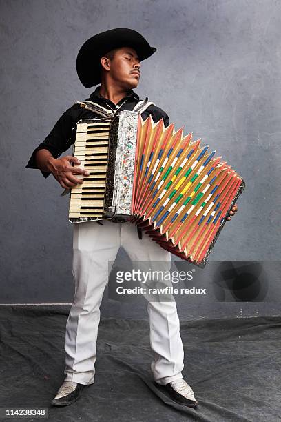 mexican guy playing the accordion - accordéon photos et images de collection