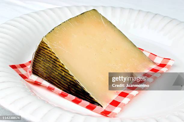 envasado al vacío el queso manchego - queso manchego fotografías e imágenes de stock