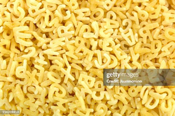 fond de pâtes pâtes alphabet - pâtes alphabet photos et images de collection