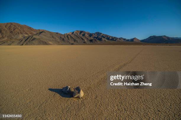 renbaan playa in death valley - death valley stockfoto's en -beelden