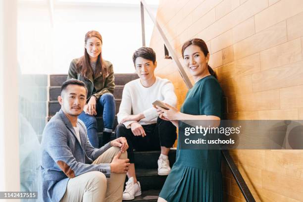 porträtt av unga asiatiska entreprenörer - asian young executive laughing office bildbanksfoton och bilder